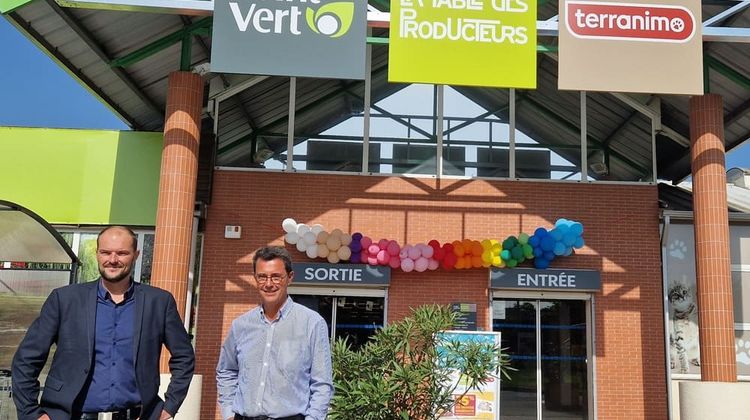Benoît Barron, le directeur de la distribution chez Euralis Distribution et Johan Becquet, responsable marketing marchandising, devant le magasin Point Vert à Lescar.