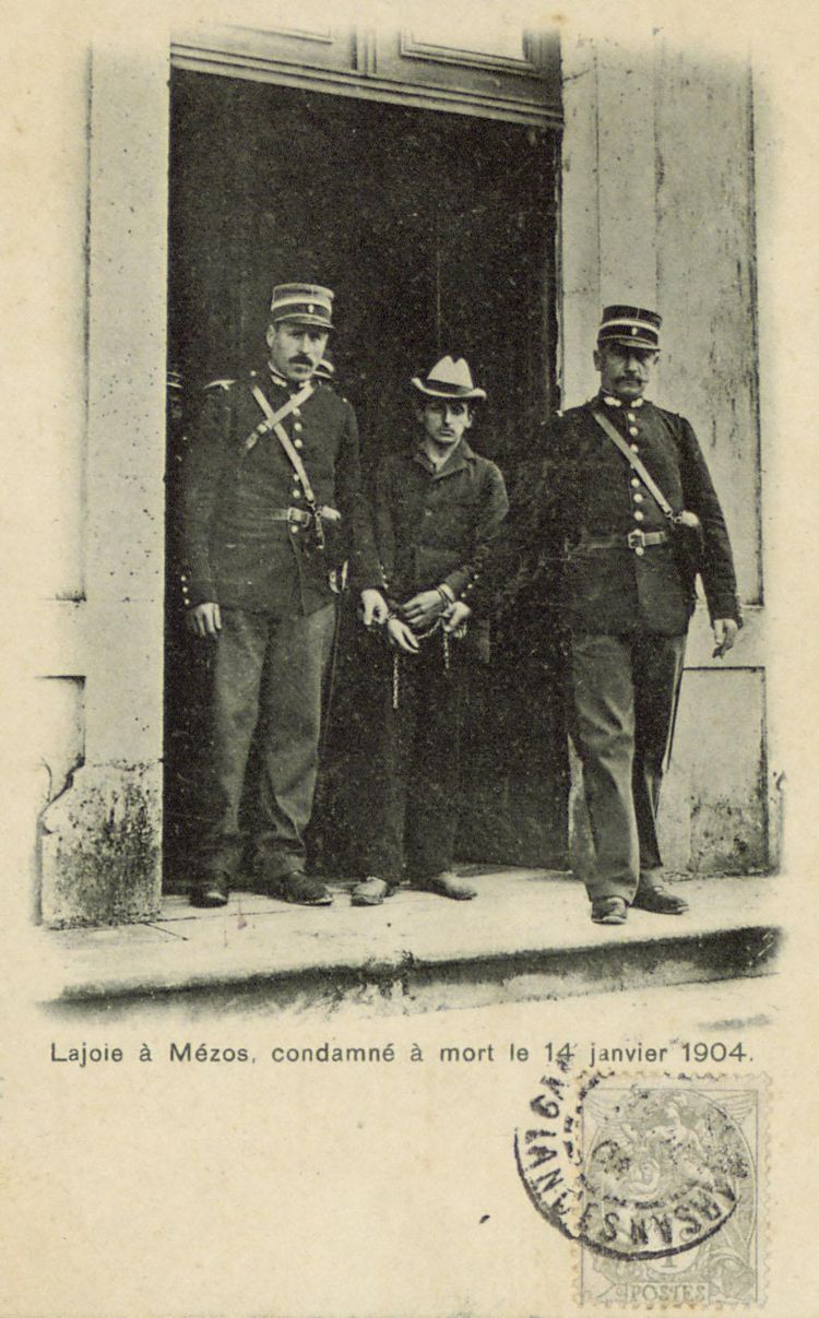 Une photo d'archive de Théophile Lajoie sortant du tribunal.