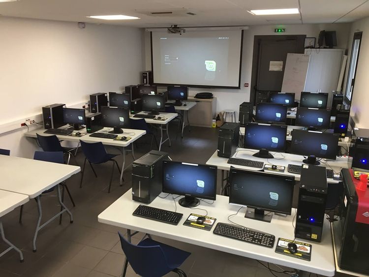 La salle informatique du Club Micro de Saint-Pierre-du-Mont.