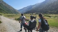 Une randonnée adaptée aux personnes en situation de handicap dans les Pyrénées, organisée par l'agence de voyage Hand'Route.