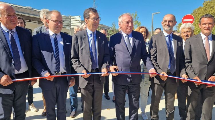 Jean-Pierre Farandou, PDG de la SNCF, et François Bayrou, maire de Pau, entourés des élus locaux pour l'inauguration du pôle multimodal de la gare de Pau.