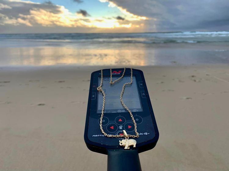 Un détecteur de métaux face à l'océan.