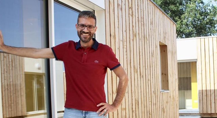 Un homme se tient dans le petit lotissement de mobil-homes de Rion-des-Landes.