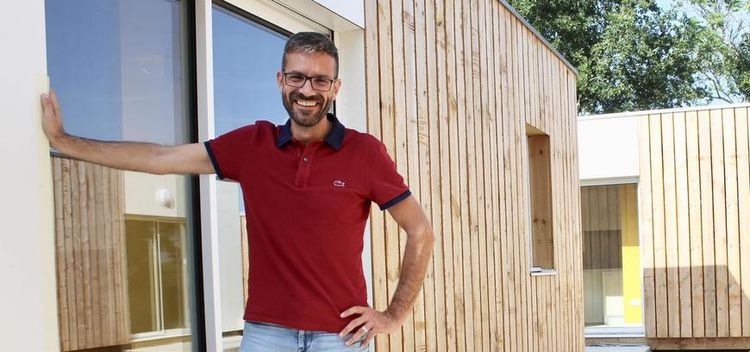 Un homme se tient dans le petit lotissement de mobil-homes de Rion-des-Landes.