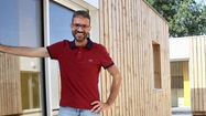 Un homme se tient dans le petit lotissement de mobil-homes de Rion-des-Landes.
