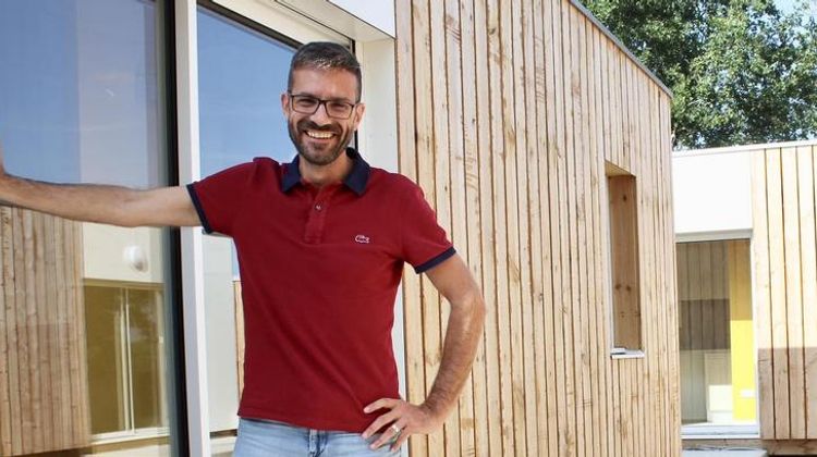 Un homme se tient dans le petit lotissement de mobil-homes de Rion-des-Landes.