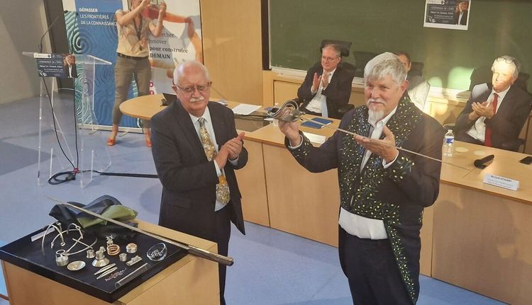 Le chimiste Christian Amatore, membre de l'Académie des sciences et Olivier Donard, directeur de recherche CNRS émérite à l’Université de Pau et des Pays de l’Adour et premier directeur de l’IPREM.