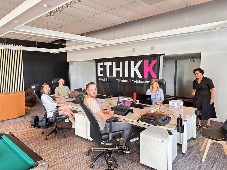 L'équipe Ethikk Immo dans leurs bureaux.
