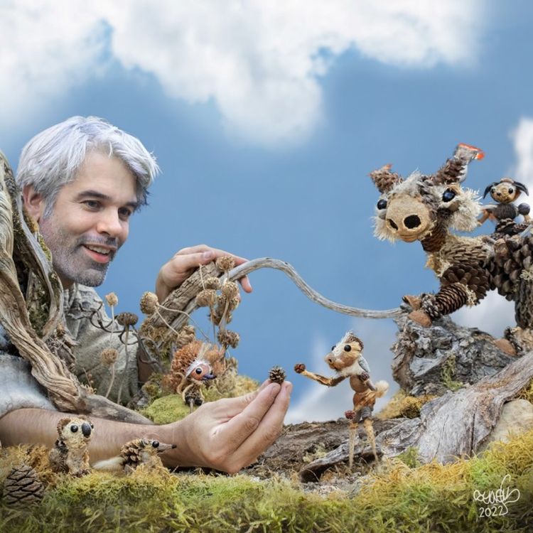 Une photo de Sylvain Trabut au milieu de ses créatures faites de pommes de pin, de glands...