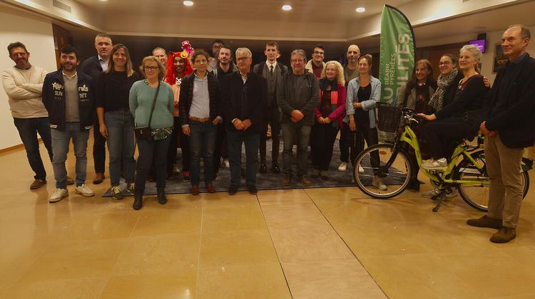 Les participants et les agents de Pau Béarn Pyrénées Mobilités, lors de la soirée de clôture d'Un mois sans voiture.