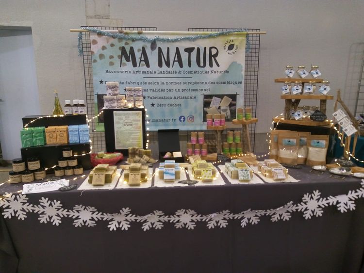 Un stand sur lequel il y a des produits de Ma'Natur.