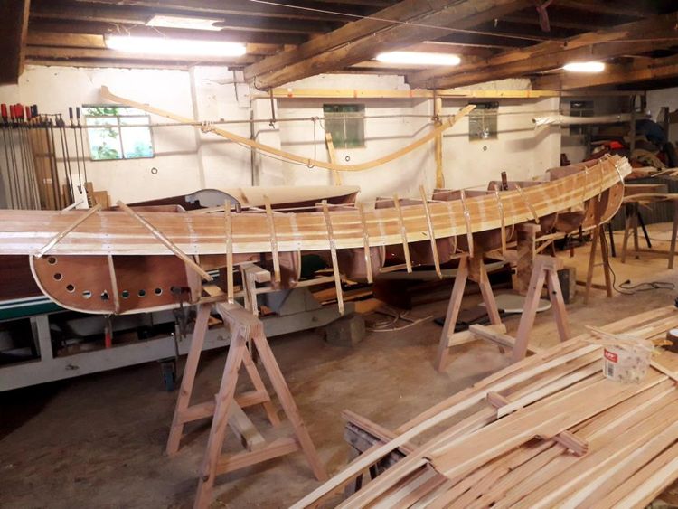 La charpente du canoë dans l'atelier MV-Boat