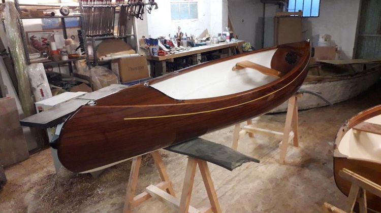 Une vue du canoë en bois vernis dans l'atelier de Marc Vuilliomenet