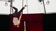Une acrobate lors d'un atelier de cirque.