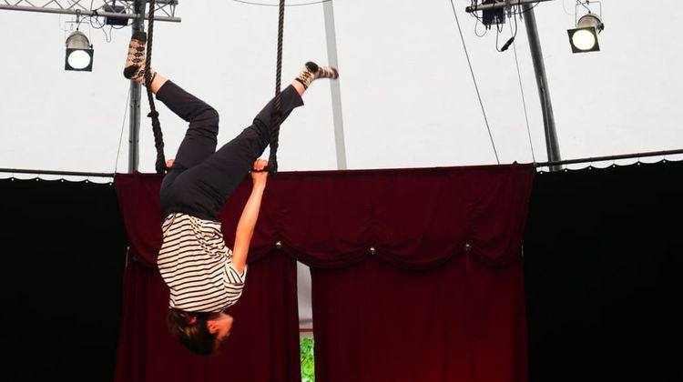 Une acrobate lors d'un atelier de cirque.