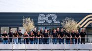 L'équipe de BCR Imprimeur Conseil devant le bâtiment