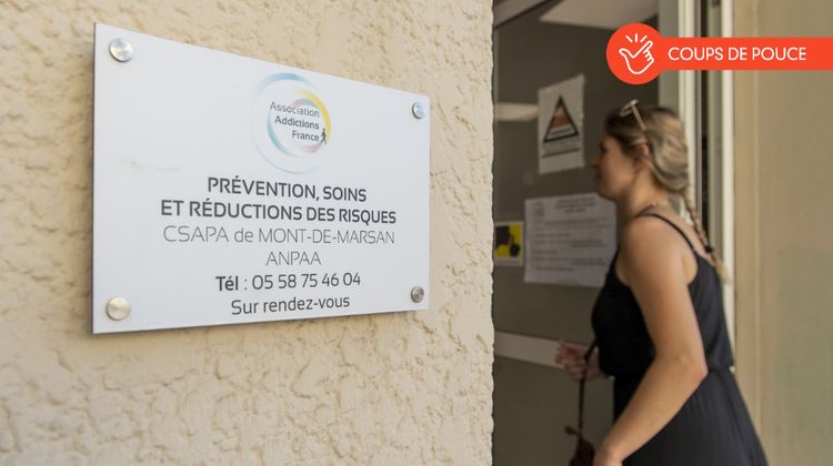 Une jeune femme rentre dans les locaux de l'association Addiction France à Mont-de-Marsan.
