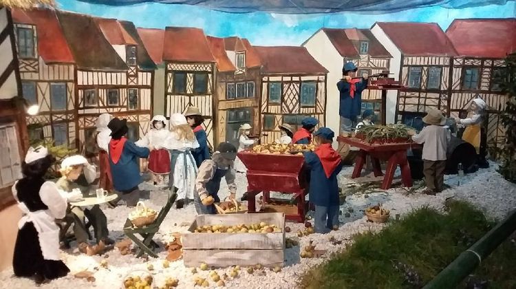 La crèche de 2018 à Plieux illustrant la fête de la pomme et du cidre à Beuvron en Auge
