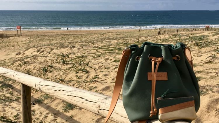 Un sac en cuir landais sur une plage.