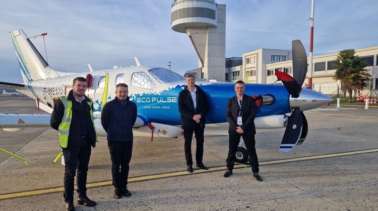 Les représentants de Daher, Safran et Airbus devant l'avion hybride électrique EcoPulse, à l'aéroport de Pau.