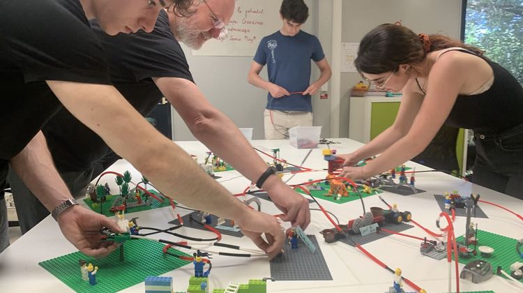 Des salariés d'une entreprise participent à l'atelier Lego Serious Play, proposé par l'entreprise de coaching Trèfle Aventure, à Pau.