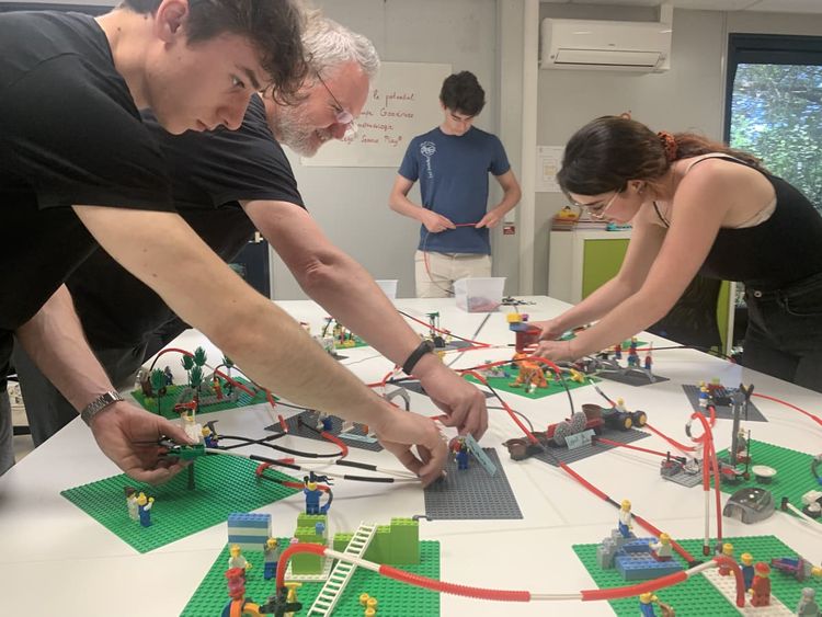 Des salariés d'une entreprise participent à l'atelier Lego Serious Play, proposé par l'entreprise de coaching Trèfle Aventure, à Pau.