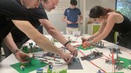 Des salariés d'une entreprise participent à l'atelier Lego Serious Play, proposé par l'entreprise de coaching Trèfle Aventure, à Pau.