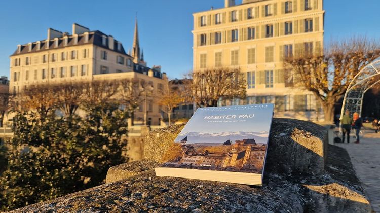 Le livre Habiter Pau, du Moyen Âge au XXe siècle, sur le boulevard des Pyrénées.