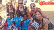 Les Séné'landaises avec des enfants au Sénégal.