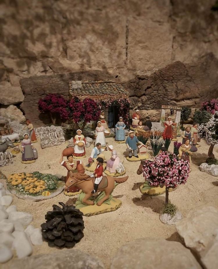 Des santons traditionnels installés dans un village miniature au château de Lavardens