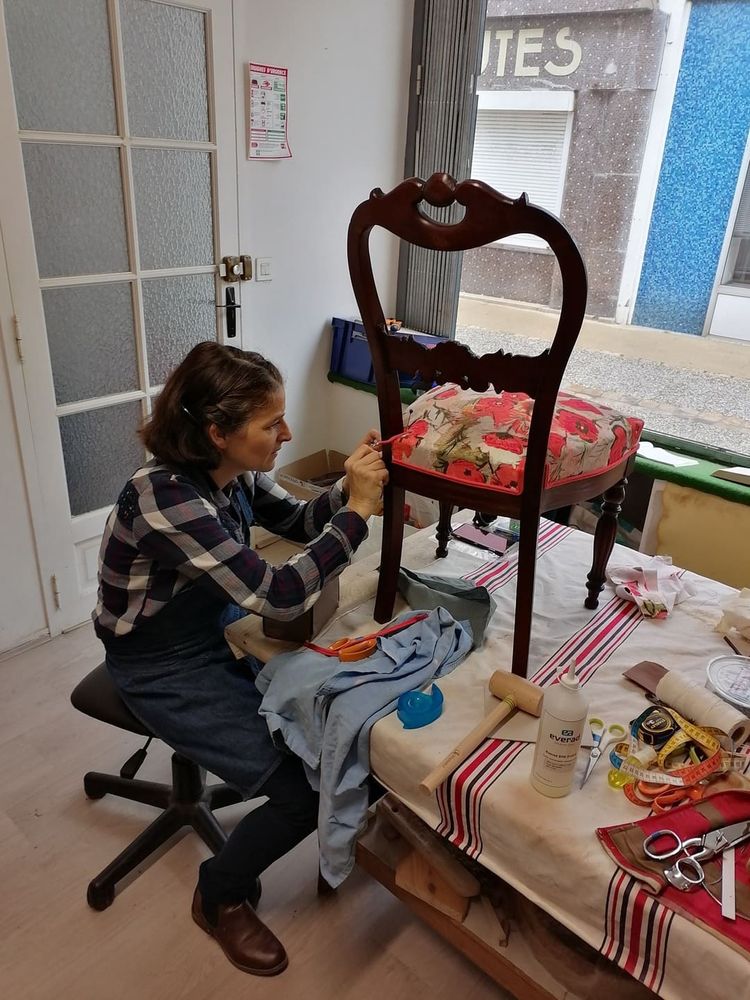 Une personne travaillant sur une chaise.