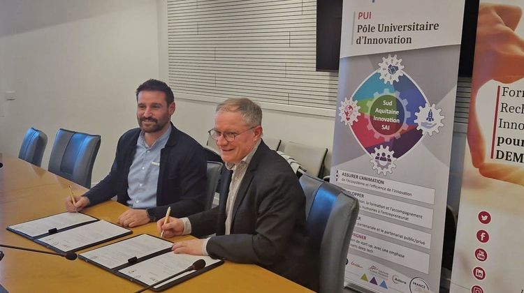 Vincent Escudé, président de la French Tech Pau Béarn, et Laurent Bordes, président de l'Université de Pau et des Pays de l'Adour, lors de la signature de la convention de partenariat, à Pau le 9 janvier 2024.