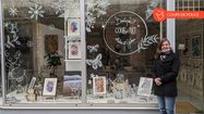 L'artiste Karine Dherbey devant son atelier-boutique Koadart, rue Louis Barthou, à Oloron