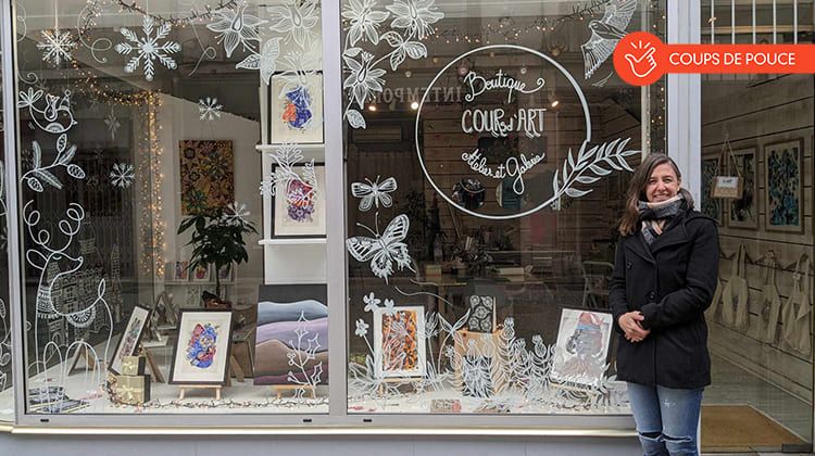 L'artiste Karine Dherbey devant son atelier-boutique Koadart, rue Louis Barthou, à Oloron