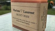 Un savon avec étiquette indiquant Marion et Laurent, la date du mariage et une phrase de Saint-Exupéry