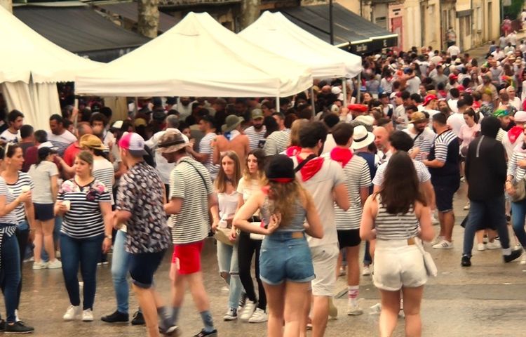 La rue principale envahie de festayres portant des marinières