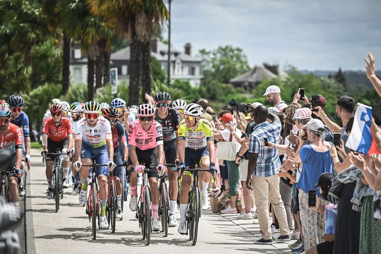 Les coureurs du Tour de France sur le boulevard des Pyrénées à Pau, en 2022. Crédit photo : A.S.O
