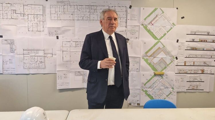 François Bayrou, maire de Pau devant les plans du chantier de rénovation de l'ancien bâtiment des Entreprises Labat, à Pau.