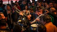Un trompettiste qui joue au milieu de la foule au festival Welcome in Tziganie