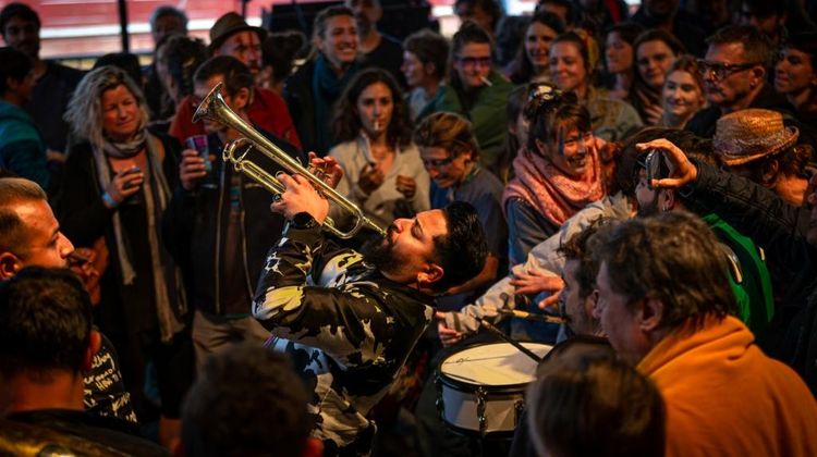 Un trompettiste qui joue au milieu de la foule au festival Welcome in Tziganie