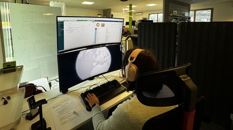 Une personne travaille sur du monitoring sur ordinateur.