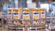 Des bouteilles de lait d'avoine Alpro sur la ligne de production de Villecomtal-sur-Arros