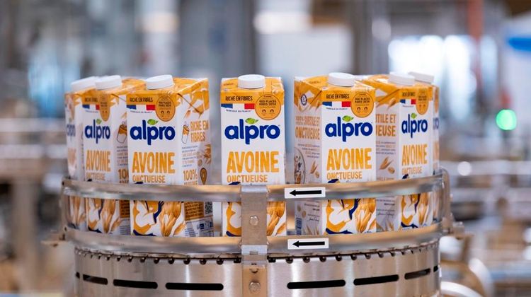 Des bouteilles de lait d'avoine Alpro sur la ligne de production de Villecomtal-sur-Arros