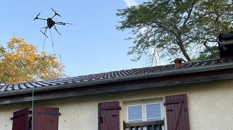 Drone volant au dessus d'une maison