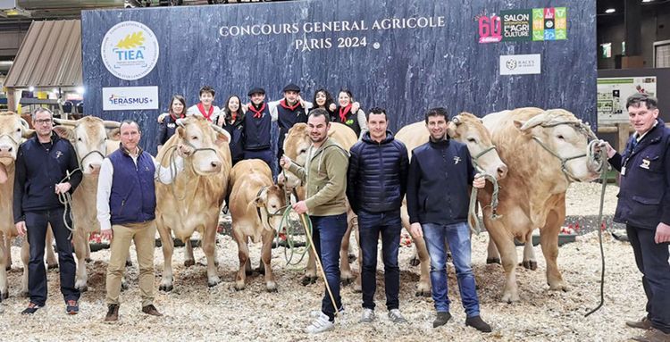 Une photo avec des éleveurs landais au Salon de l'Agriculture 2024.