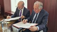 Le préfet des Pyrénées-Atlantiques, Julien Charles, et le président de l'agglomération Pau Béarn Pyrénées, François Bayrou, signant un contrat territorial d’accueil et d’intégration (CTAI).