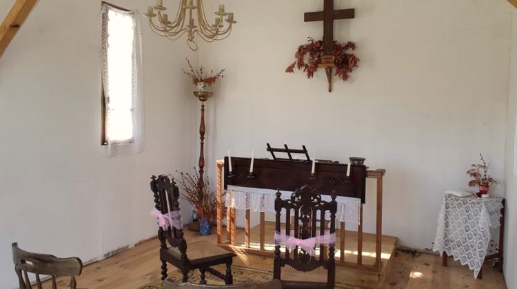 L'intérieur de la petite église décorée comme à l'époque