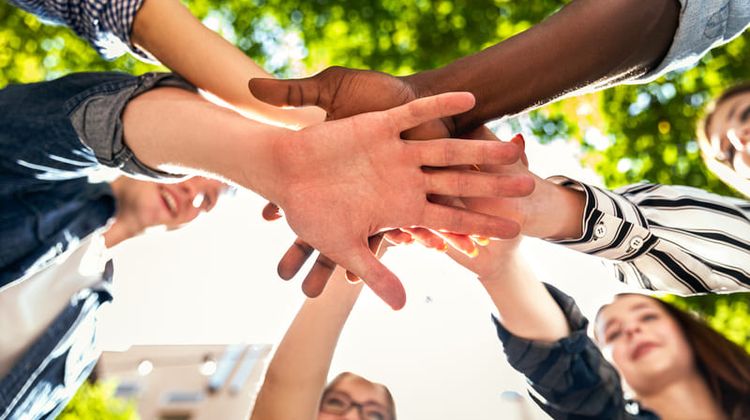 Des personnes joignent leurs mains pour exprimer leur solidarité.