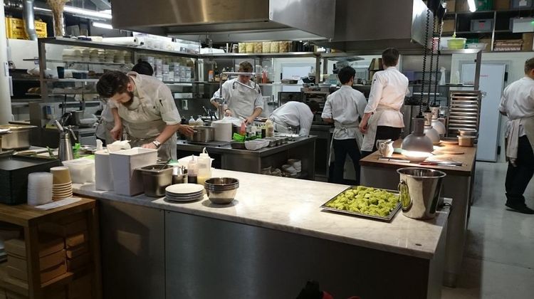 Des employés en train de travailler dans une cuisine de restaurant