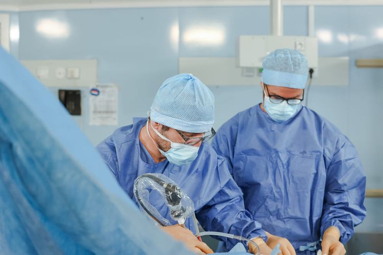 Des chirurgiens de la Polyclinique Côte Basque Sud, à Saint-Jean-de-Luz.